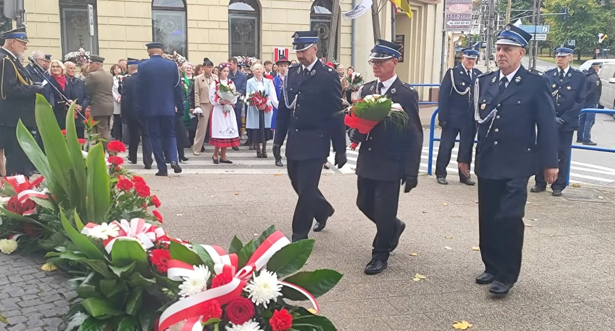 Religia, Odpust Świętego Brunona Kartuzach przemarsz kwiaty kapliczką kolegiacie - zdjęcie, fotografia