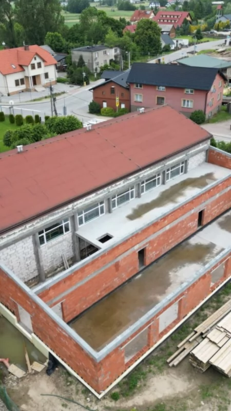 Rozbudowa szkoły w Skrzeszewie nabiera tempa. Inwestycja wchodzi w kolejny etap
