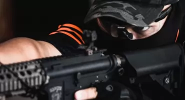Rodzinny weekend na sportowo: Jak zacząć przygodę ze strzelectwem?