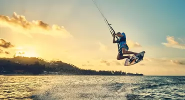 Kitesurfing czy windsurfing? Która dyscyplina jest lepsza dla nowicjusza?