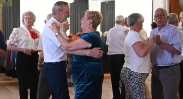 Seniorzy z Kartuz przywitali wiosnę tanecznym spotkaniem pełnym radości