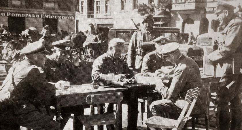 Hitlerowcy na Rynku w Kartuzach.