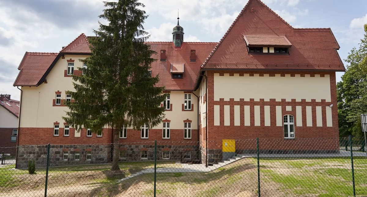 Inwestycje, Zakończono prace remontowe budynku Zespołu Kształcenia Wychowania Specjalnego Kartuzach - zdjęcie, fotografia