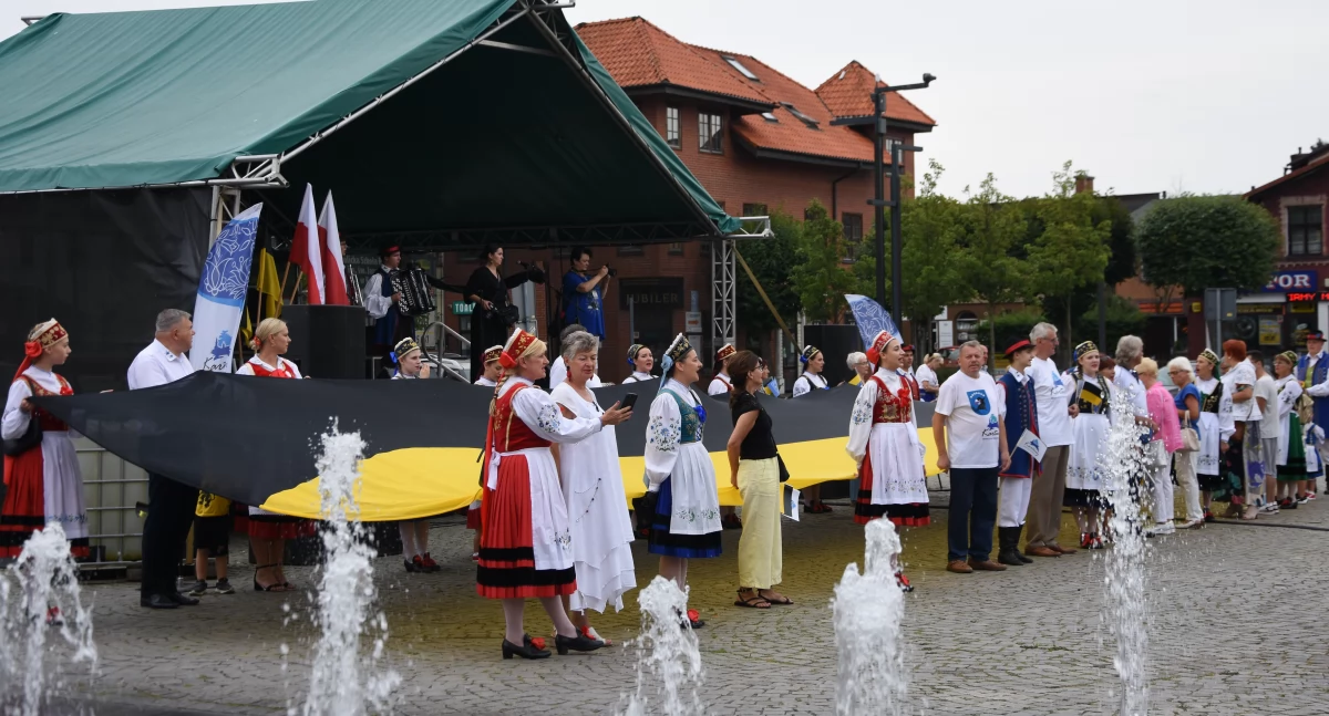 Kaszubszczyzna, Obchody okazji Święta Flagi Kaszubskiej kartuskim rynku - zdjęcie, fotografia