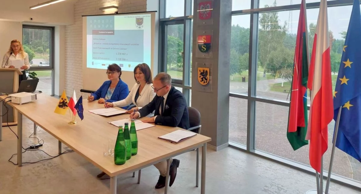 Inwestycje, Podpisano umowę ponad milion złotych rozwój kompetencji uczniów Żukowie - zdjęcie, fotografia