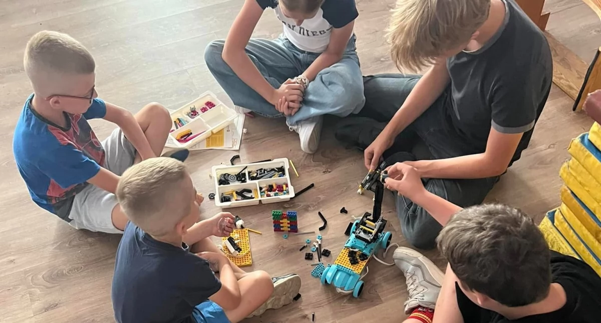 Ludzie i pasje, Młodzież Chmielna uczyła robotyki programowania - zdjęcie, fotografia