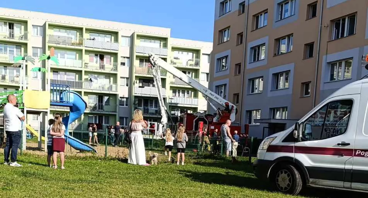 Pożary, Pożar mieszkania osiedlu Wybickiego Kartuzach - zdjęcie, fotografia