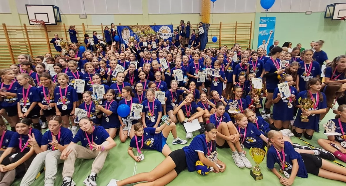 Siatkówka, ogólnopolski turniej minisiatkówki dziewcząt młode siatkarki walczyły Puchar Małgorzaty Glinki - zdjęcie, fotografia
