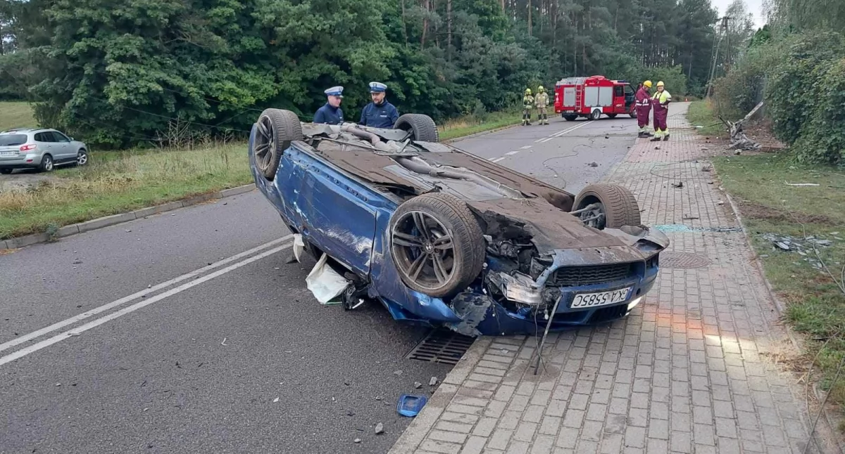 Wypadki, Kiełpino uderzyło ogrodzenie dachowało - zdjęcie, fotografia