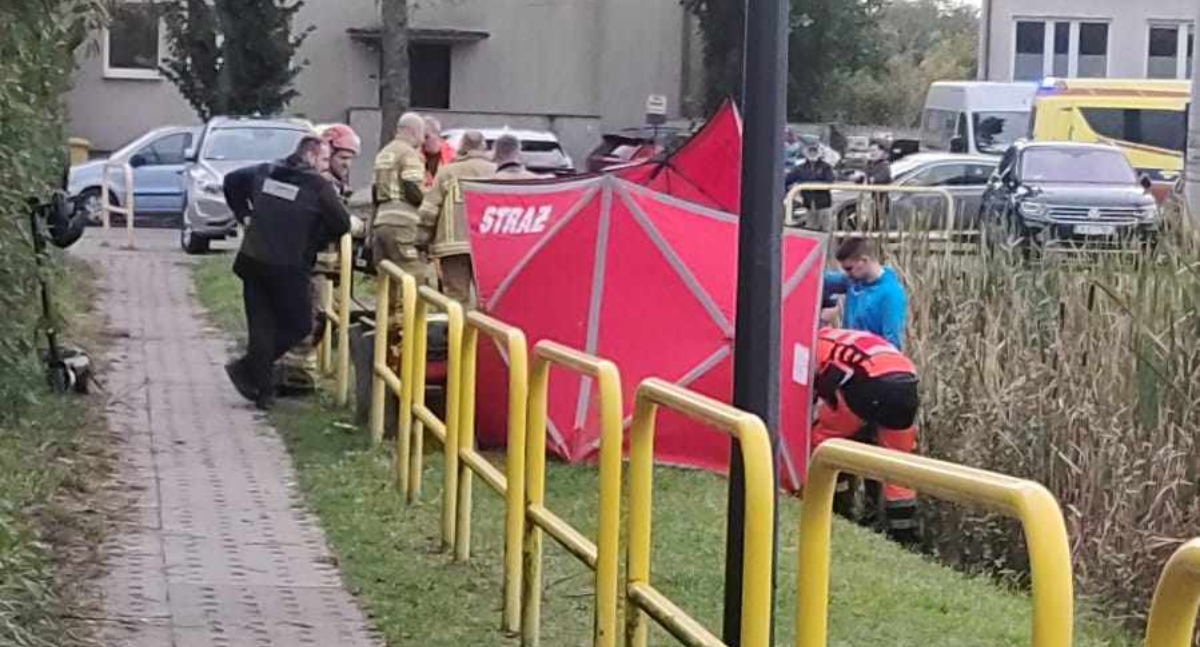 Służby w akcji, Żukowo Ciało kobiety stawie ulicy Pożarnej - zdjęcie, fotografia