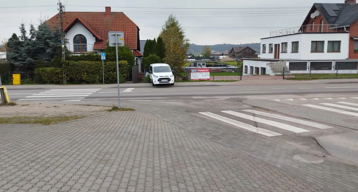 Służby w akcji, Kiełpino Niewłaściwie zabezpieczony pojazd stoczył parkingu uszkadzając prywatną posesję - zdjęcie, fotografia