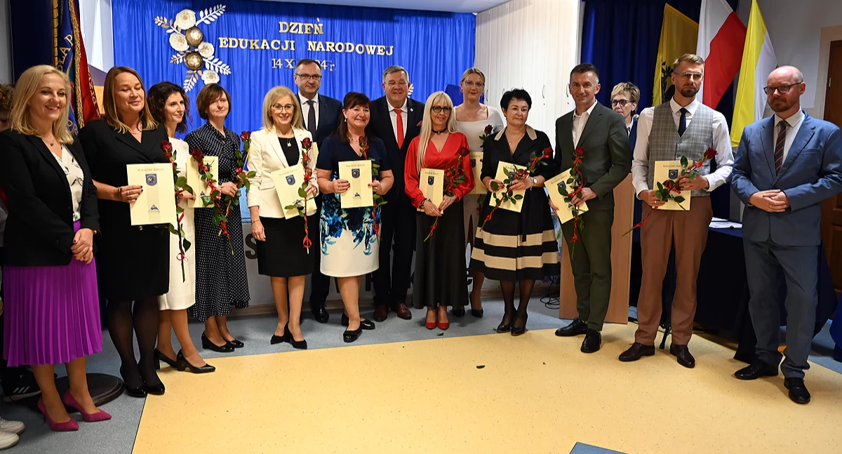 Szkoły podstawowe, Gminne obchody święta edukacji posypały nagrody dyrektorów nauczycieli - zdjęcie, fotografia