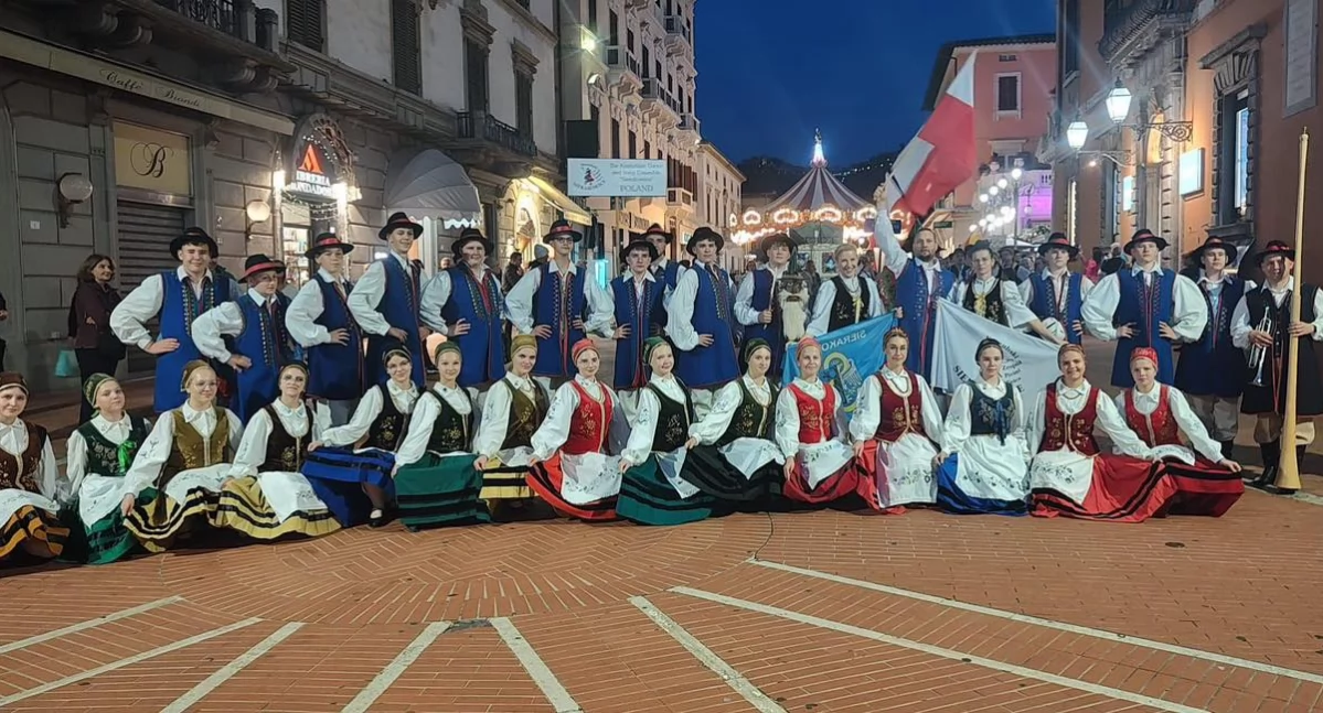 Kaszubszczyzna, Zespoły Sierakowic reprezentowały Kaszuby scenie Włoszech - zdjęcie, fotografia