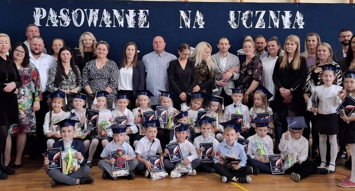 Szkoły podstawowe, Pierwszoklasiści Gowidlina przyjęci poczet uczniów - zdjęcie, fotografia