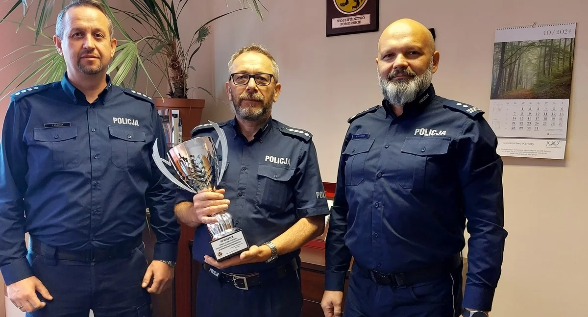 Policja, Dyżurny Kartuz sztab Romuald Wierzba wśród najlepszych Pomorskiem - zdjęcie, fotografia