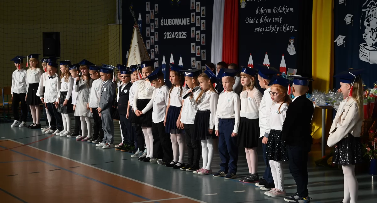 Szkoły podstawowe, oficjalnie uczniami! Pierwszoklasiści Miechucina ślubowali - zdjęcie, fotografia