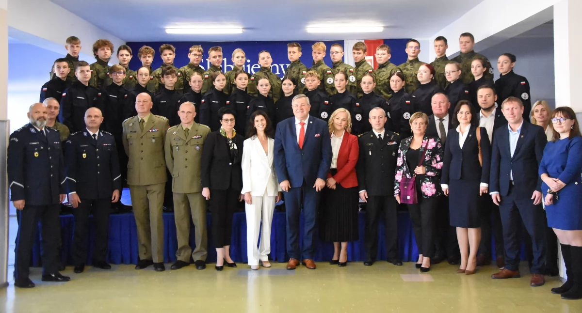 Szkoły średnie, Kartuzach odbyło ślubowanie uczniów otwarcie wirtualnej strzelnicy - zdjęcie, fotografia