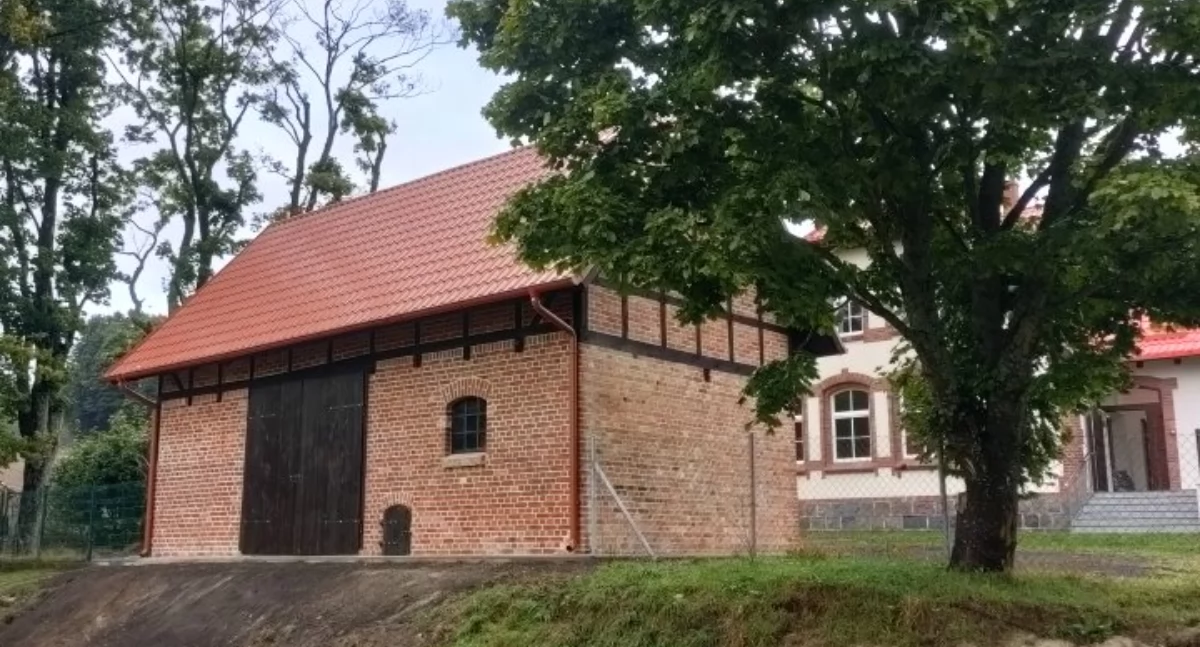 Inwestycje, Zakończono remont zabytkowego budynku gospodarczego Piotrowie - zdjęcie, fotografia