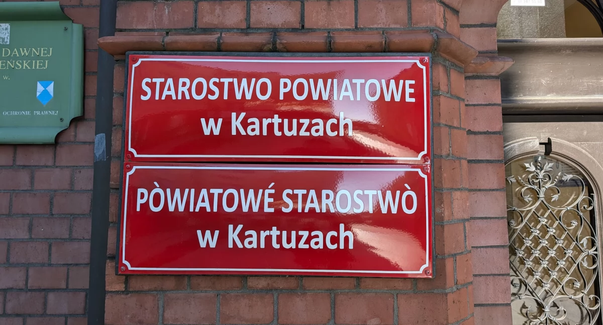 Wieści z samorządów, budynkach powiatu zawisły dwujęzyczne tablice - zdjęcie, fotografia