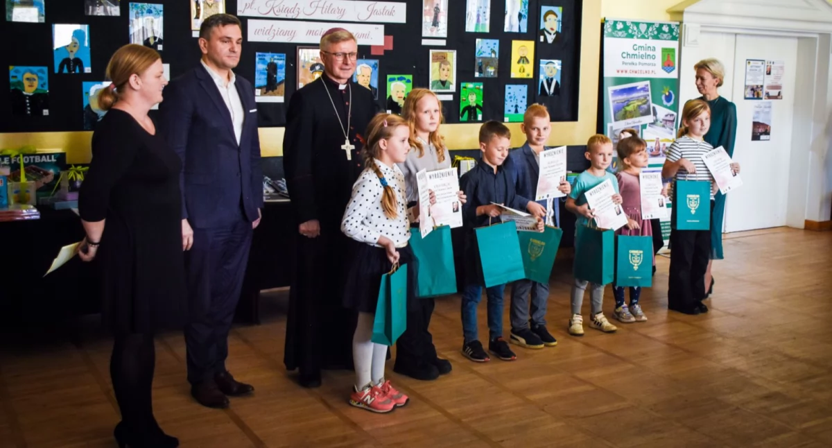 Literatura i sztuka, Uczniowie nagrodzeni twórcze ujęcie postaci Hilarego Jastaka - zdjęcie, fotografia