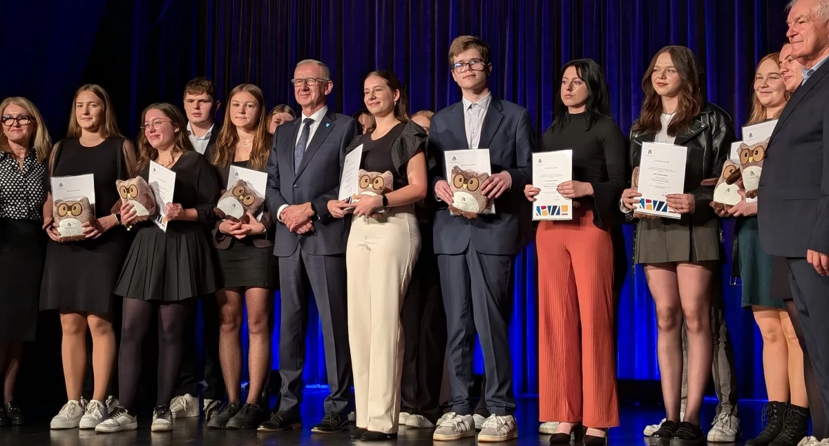 Stypendia, Stypendia Starosty Kartuskiego rękach laureatów - zdjęcie, fotografia