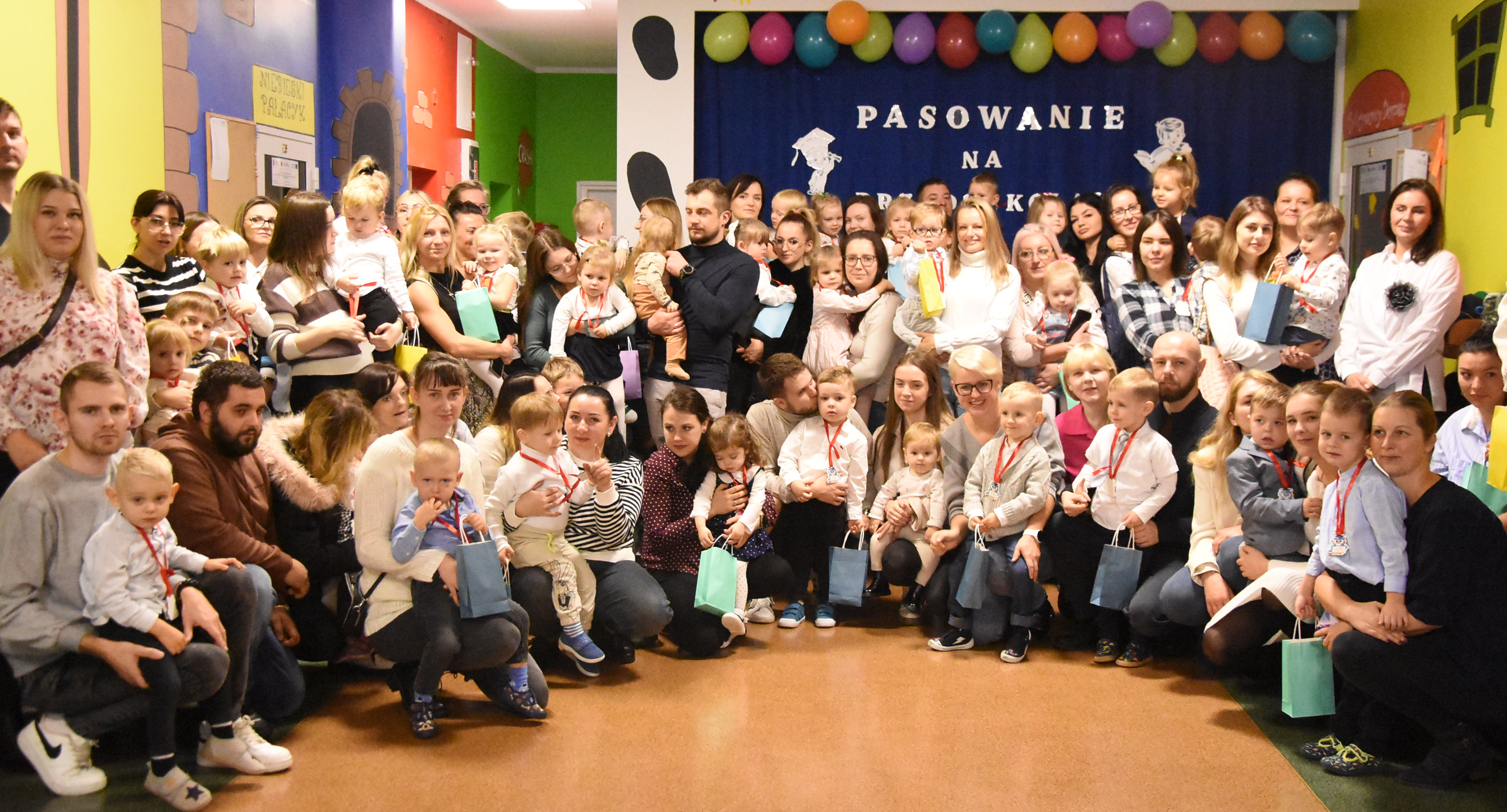 Przedszkola, Uroczyste ślubowanie Akademii Przedszkolaka Kartuzach Wzruszająca chwila wśród dzieci rodziców - zdjęcie, fotografia