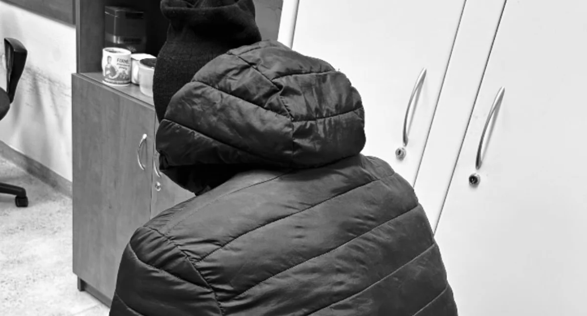Kronika policyjna, latek aresztowany zaatakował latkę podczas zatrzymania uszkodził radiowóz - zdjęcie, fotografia