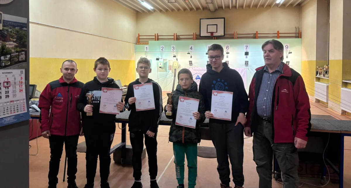 Strzelectwo, Strzelectwo sportowe forma świętowania Sukcesy zawodach Kartuzach - zdjęcie, fotografia