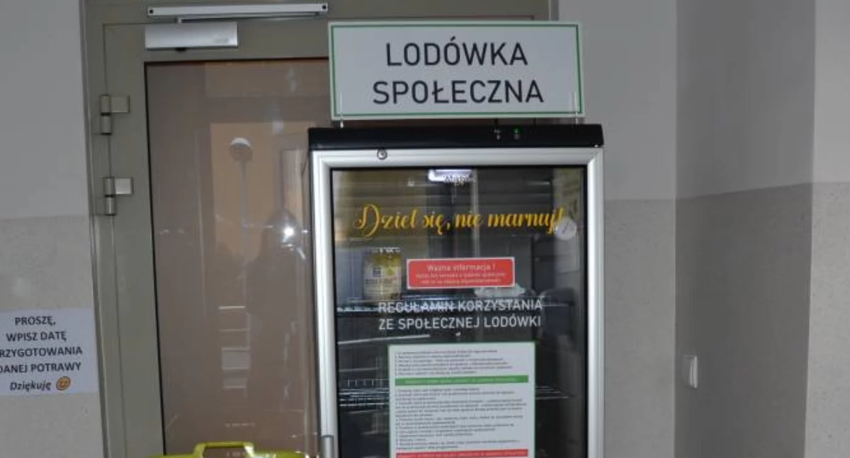 Akcje społeczne i charytatywne, Kartuzach stanie lodówka społeczna Stowarzyszenia Głos Mieszkańców - zdjęcie, fotografia