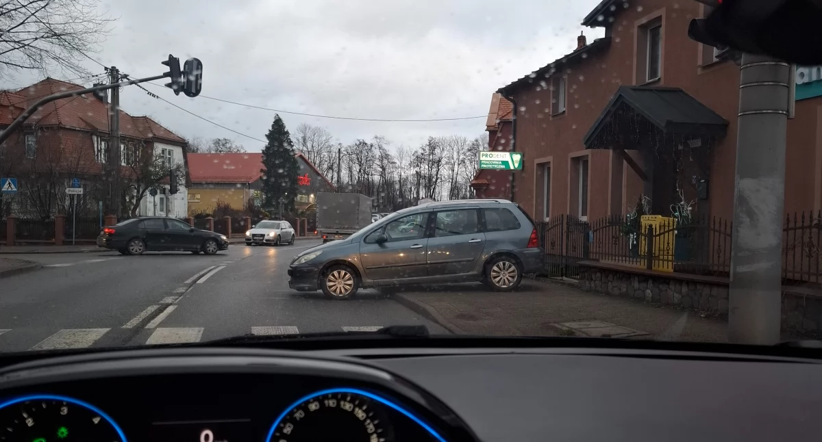 Interwencje, Zablokował chodnik ruchu mistrz parkowania akcji - zdjęcie, fotografia