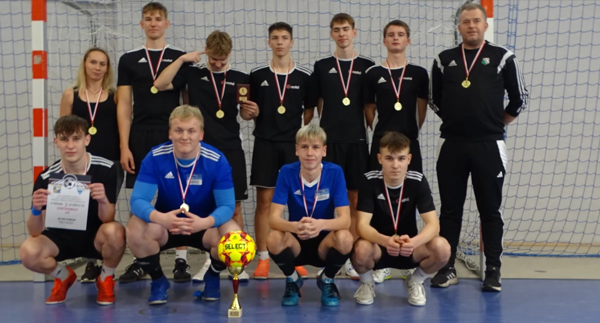 Piłka nożna, Turniej Kiełpinie Gowidlino najlepsze wśród juniorów - zdjęcie, fotografia