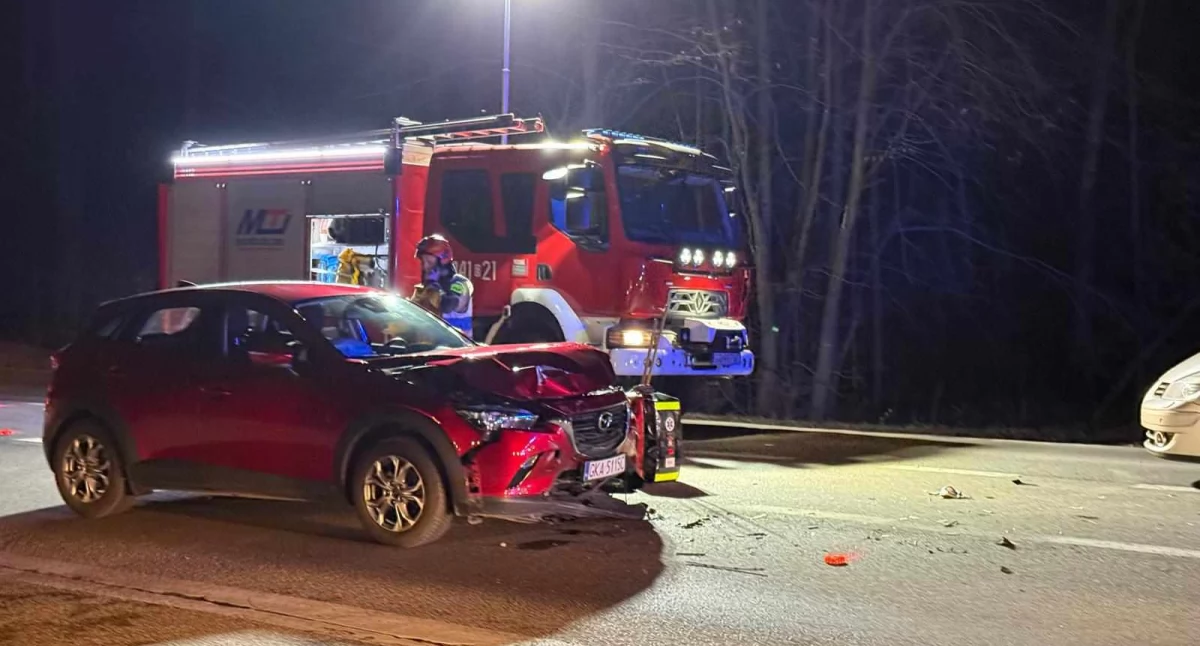 Wypadki, Kartuzy Dzierżążno Zderzenie renault mazdą - zdjęcie, fotografia