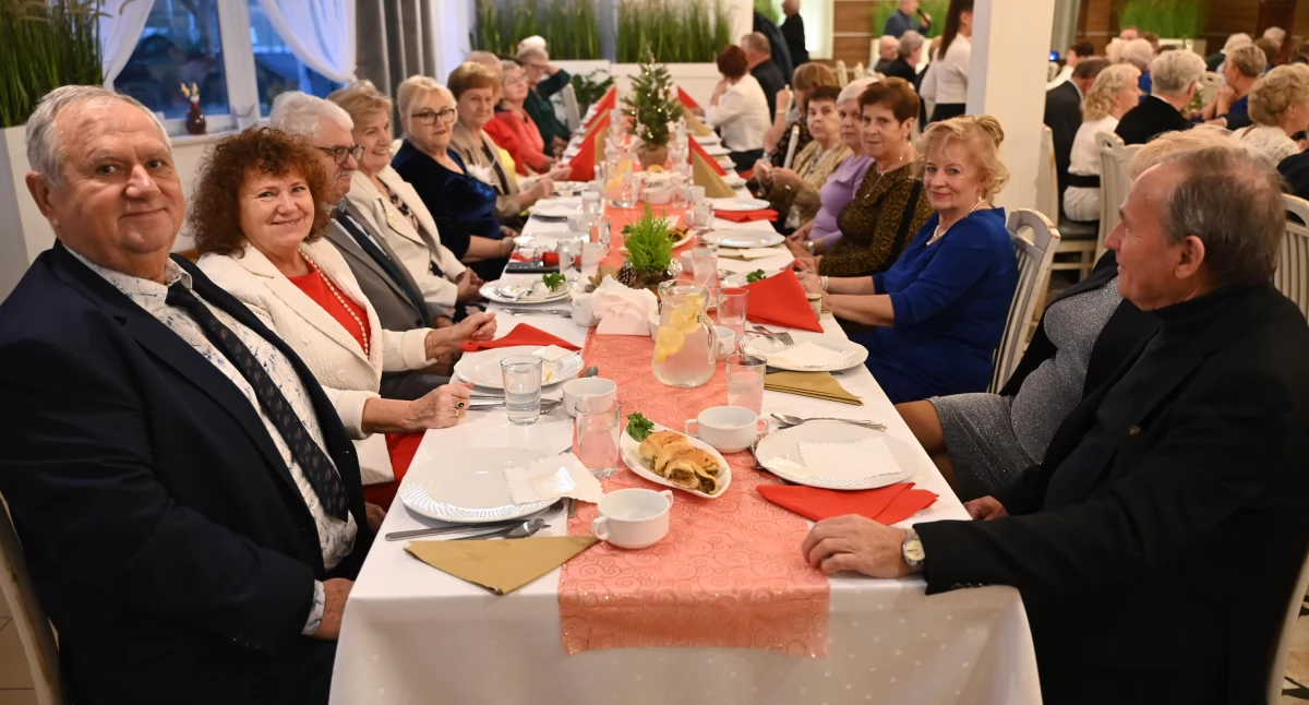 Seniorzy, Wigilijne spotkanie kartuskich seniorów dzielili opłatkiem serdecznymi życzeniami - zdjęcie, fotografia