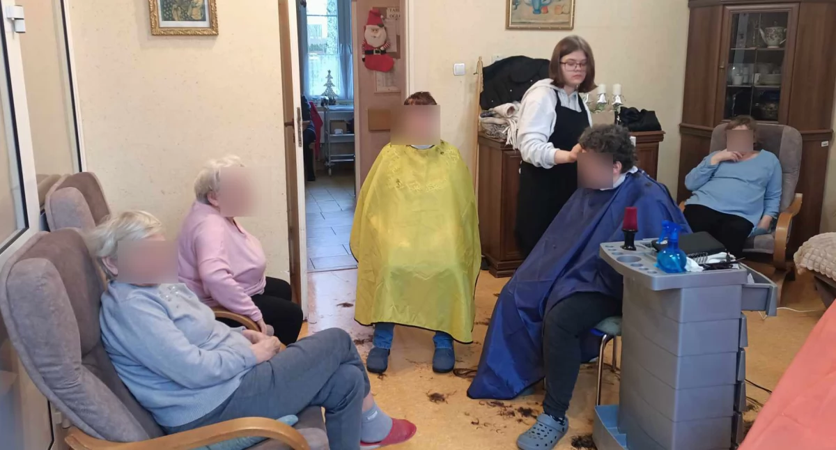Akcje społeczne i charytatywne, Uczennice fryzjerstwa Kartuz niosą radość mieszkańcom Pomocy Społecznej - zdjęcie, fotografia