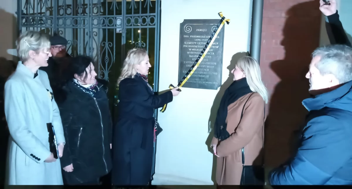 Tablica na gmachu Kaszubskiego Dworu w Kartuzach