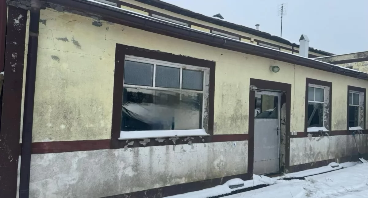 Kronika policyjna, Pępowo Ktoś ostrzelał samochód budynek - zdjęcie, fotografia