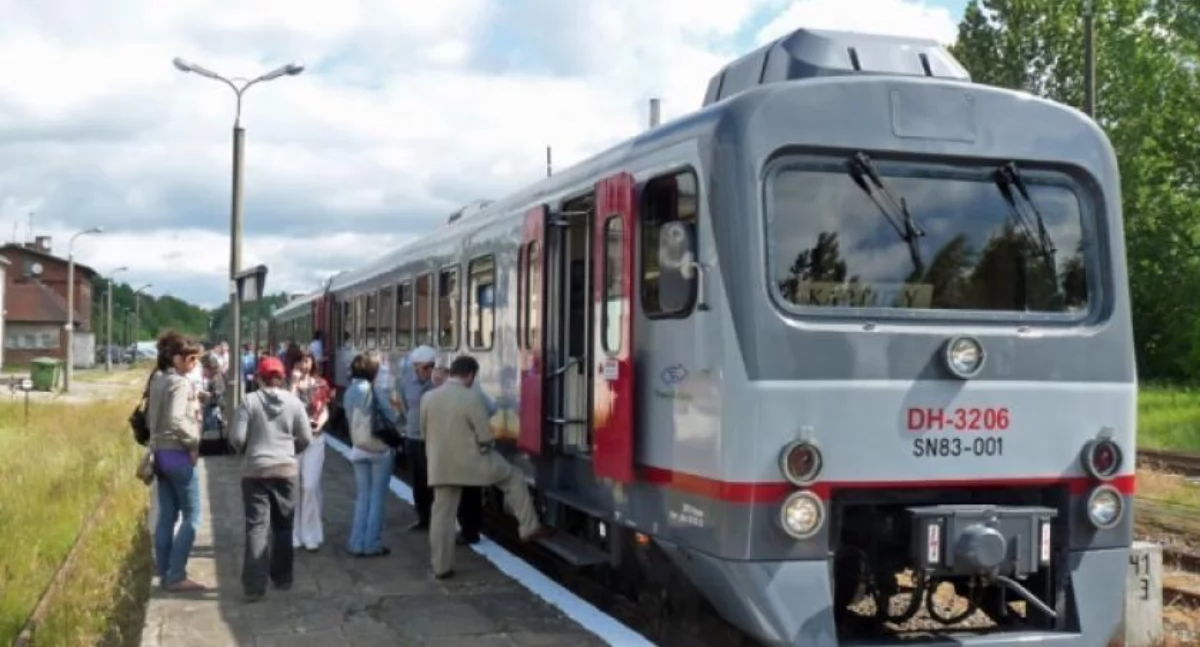 Transport, Kolej wraca gdzie była zapomniana Coraz więcej połączeń mieszkańców powiatu kartuskiego - zdjęcie, fotografia