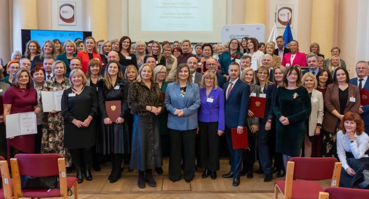 Szkoły podstawowe, Prestiżowe odznaczenie sierakowickiej szkoły zdrowie podstawa! - zdjęcie, fotografia