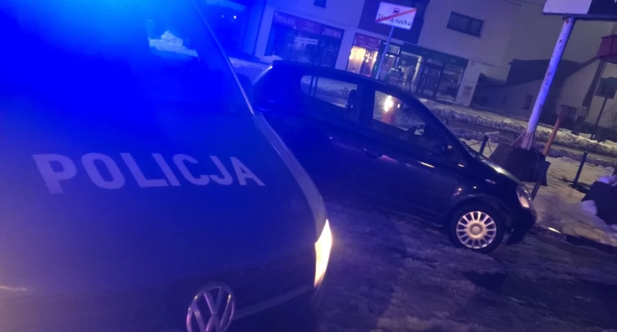 Kronika policyjna, Odurzony latek prowadził toyotę latka chciała przestawić wpadła - zdjęcie, fotografia