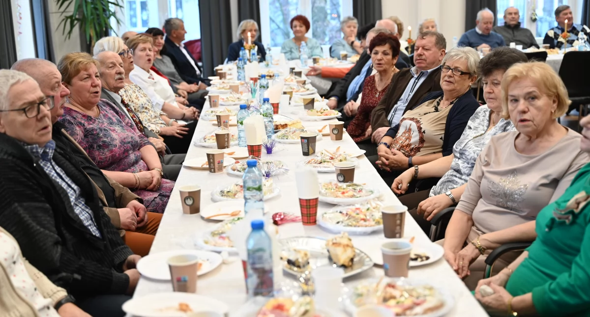 Seniorzy, Kartuscy emeryci uczcili Dzień Babci Dziadka - zdjęcie, fotografia