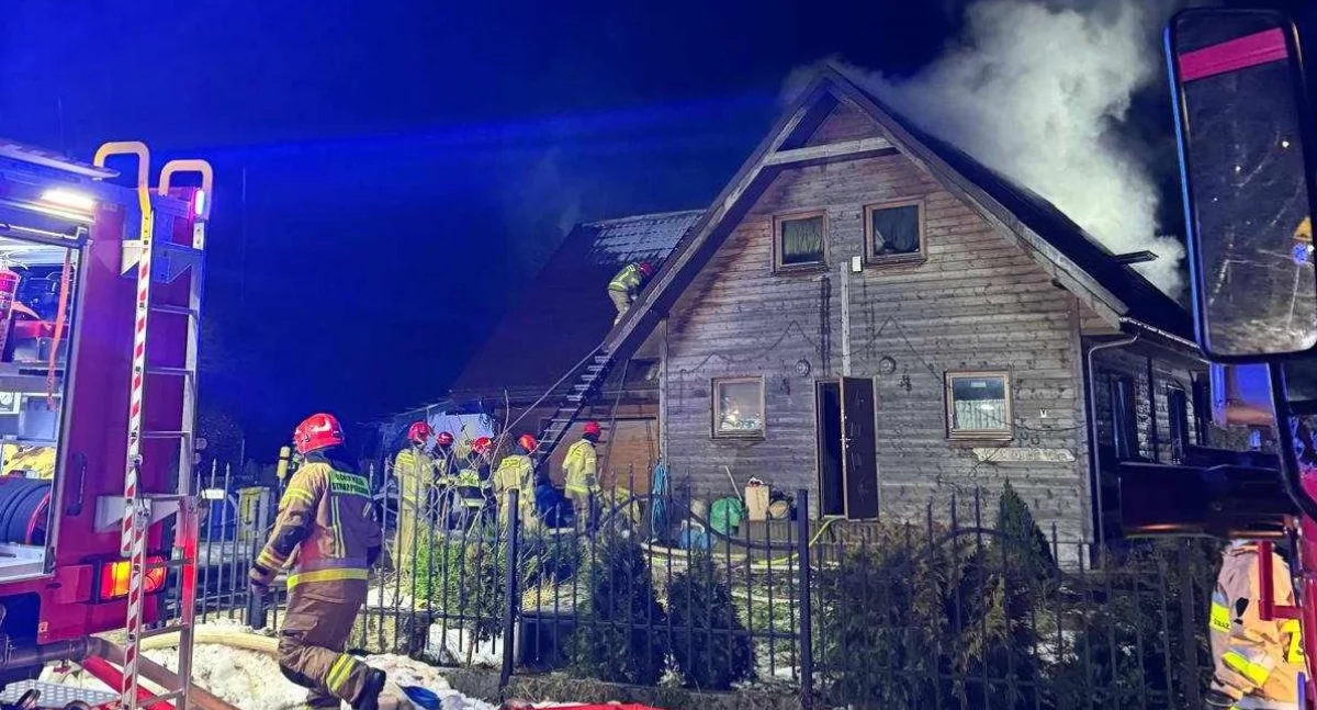 Pożary, Kobysewo Płonie budynek mieszkalny - zdjęcie, fotografia