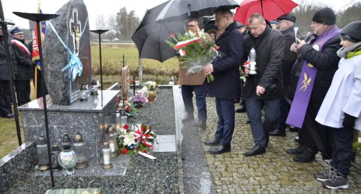 Uroczystości patriotyczne, Pomieczyno Złożą hołd ofiarom Marszu Śmierci - zdjęcie, fotografia