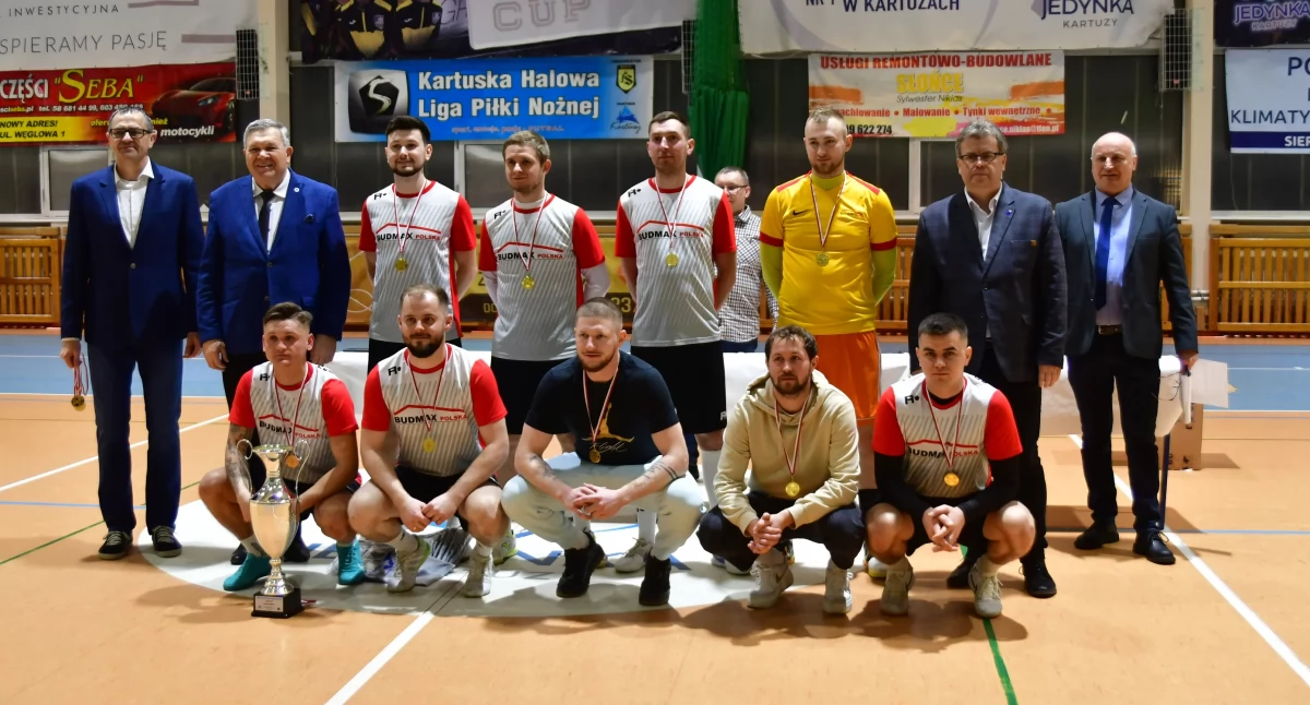 Piłka nożna, Markbud Grzybno Kwiaciarnia Zaremba podium kartuskiej halowej - zdjęcie, fotografia