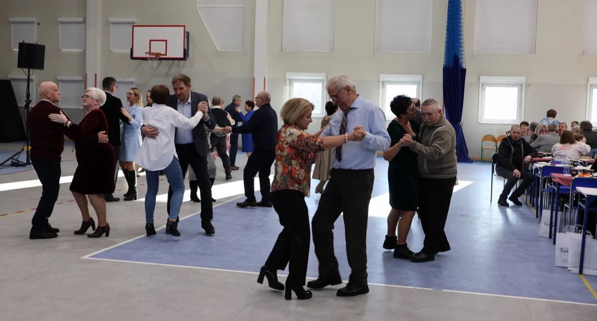 Seniorzy, Radość tańce wspomnienia Seniora Żukowie połączył pokolenia - zdjęcie, fotografia