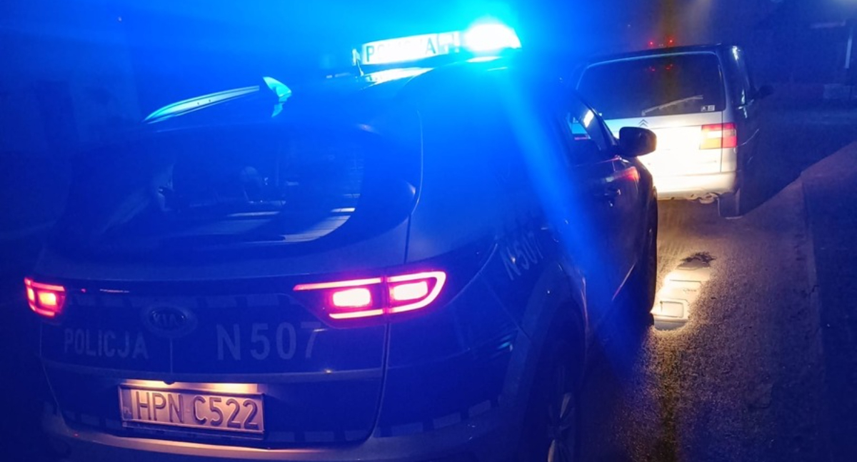 Kronika policyjna, Pijany odurzony kierownicą niesprawnego citroena latek zatrzymany przez policję - zdjęcie, fotografia