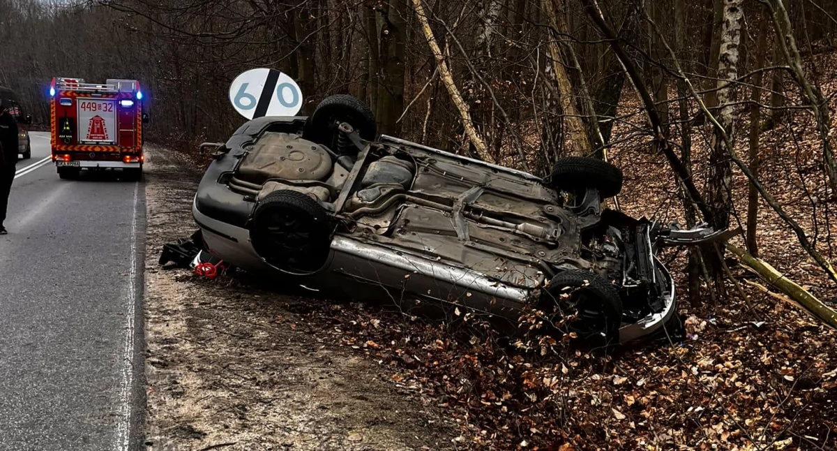 Wypadki, Borucino Wyprzedzanie łuku drogi zakończył rowie latka szpitalu - zdjęcie, fotografia
