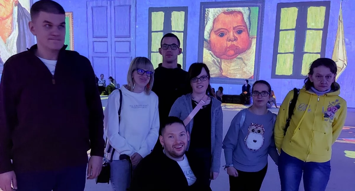 Ludzie i pasje, Terapia sztuką uczestnicy Warsztatu Terapii Zajęciowej Pępowie immersyjnej wystawie Gogha - zdjęcie, fotografia