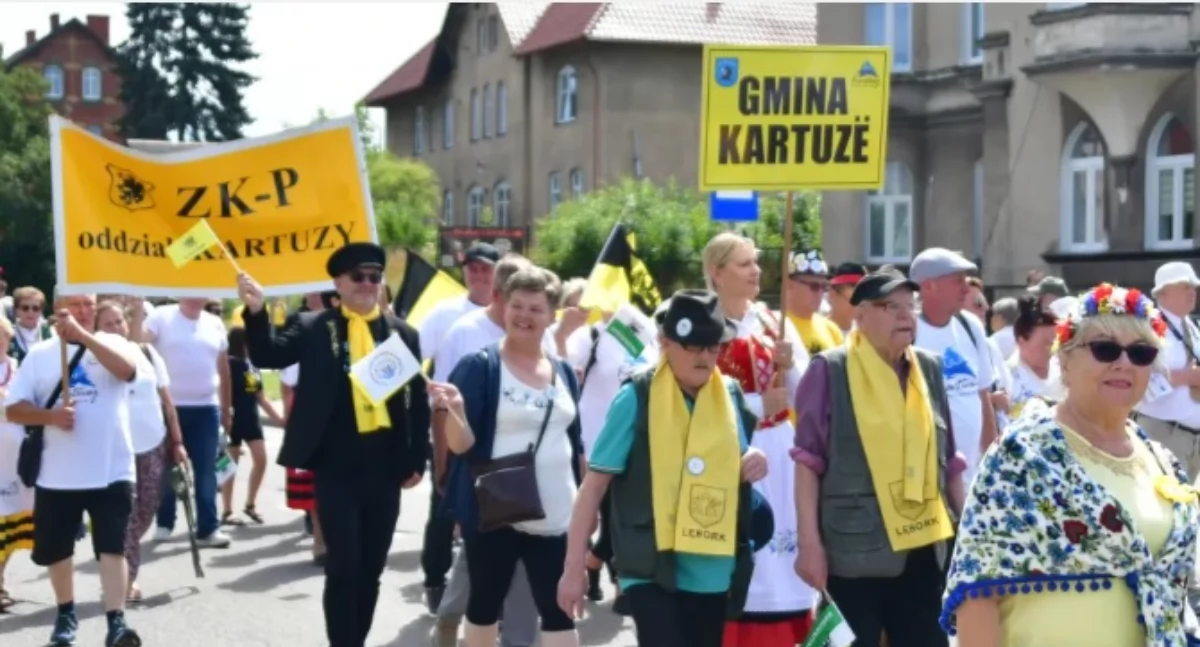Wieści z samorządów, Bezpłatny transport mieszkańców Kartuz Dzień Jedności Kaszubów - zdjęcie, fotografia