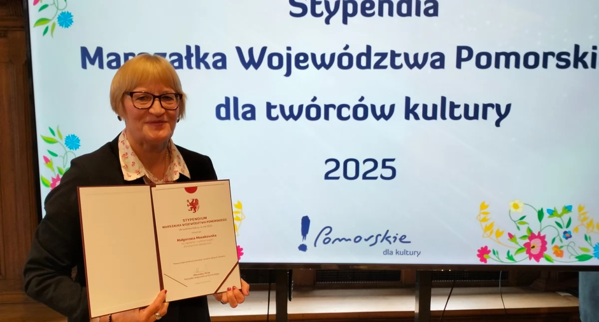 Stypendia, Nauczycielka Banina Małgorzata Mosakowska wśród stypendystów marszałka - zdjęcie, fotografia