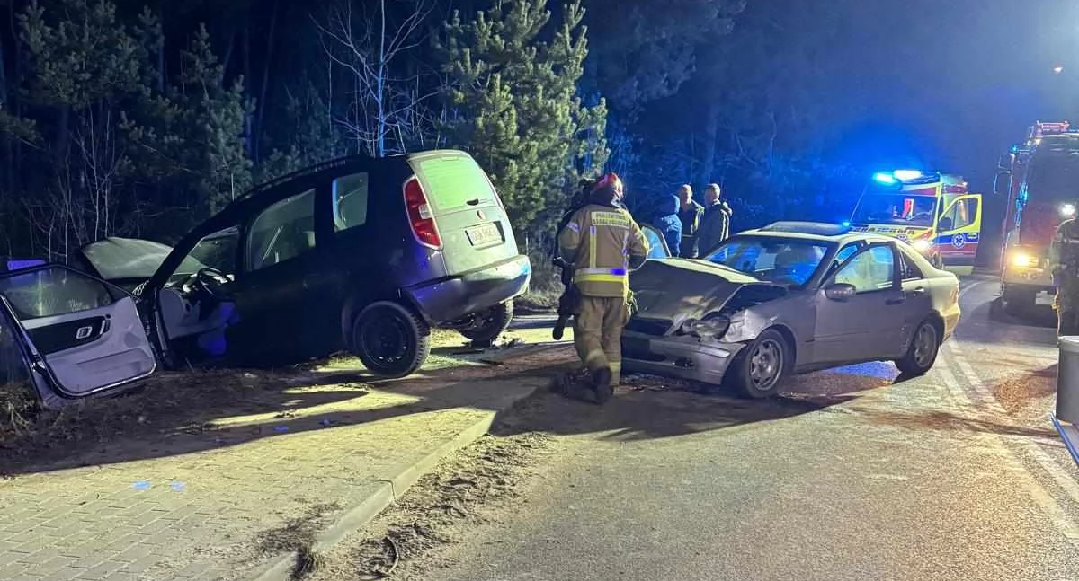 Wypadki, Mezowo Czołowo boczne zderzenie dwóch pojazdów osoby szpitalu Sprawca pijany - zdjęcie, fotografia